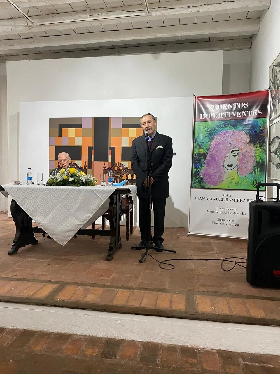 Juan Manuel Ramírez Pérez hablando durante el lanzamiento de Cuentos impertinentes