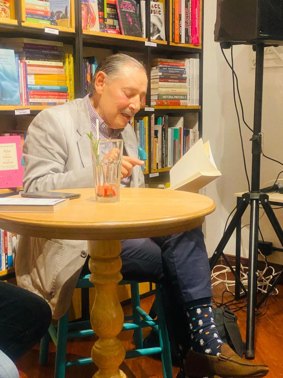Juan Manuel Ramírez Pérez leyendo un libro durante el encuentro
